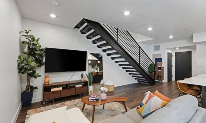People's Freeway Condo | Stunning MidCentury Condo in SLC w/Parking