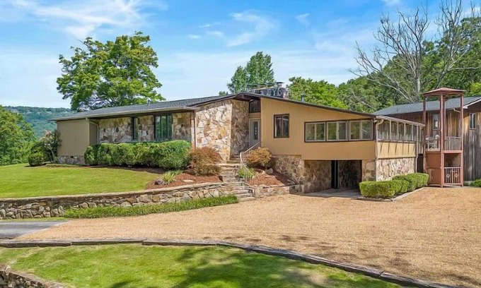 Menlo House | Stunning Midcentury modern home-sleeps 14! 24 private acres: rest-relax-explore