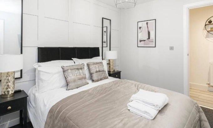 Southend-on-Sea Apartment | Stunning & Modern 1BR City Centre Near High Street by Luxiety Stays