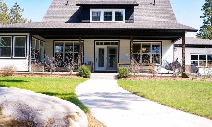 Southampton House | Stunning Modern Family Comfort Cottage Steps Away from Beach