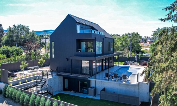 Okanagan-Similkameen House | Stunning Modern Farmhouse in Perfect Location (Business Licence No. 00114661)