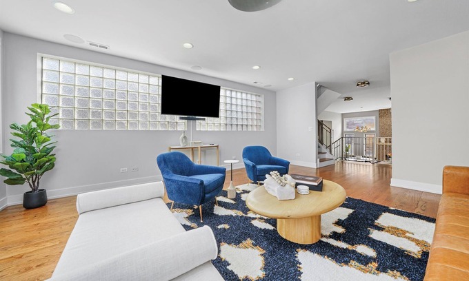Noble Square House | Stunning MODERN Home Downtown/RiverWest Close to Fulton Market & United Center