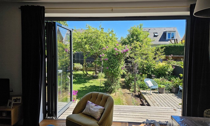 Merchiston House | Stunning modern house with beautiful garden, free parking & good transport links
