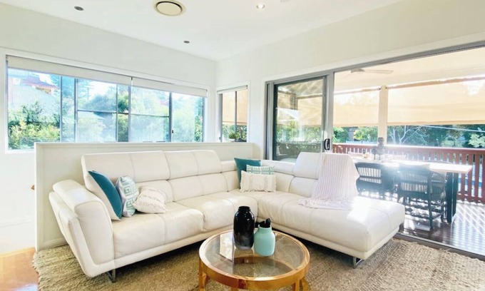 Ashgrove House | Stunning, Modern Two Level Townhome! Inner Cityclose to Everything!