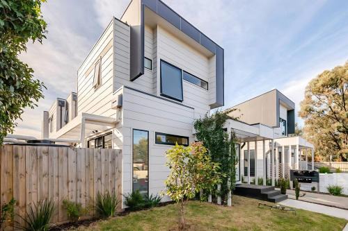 Footscray House | Stunning, modern, two-story detached townhouse