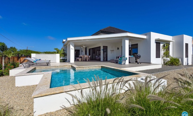 Noord Villa | Stunning Modern Villa - 2 min drive to Palm Beach -private pool - amazing view!
