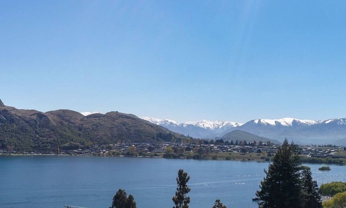 Kelvin Heights House | Stunning mountain & lake views -Sunny quiet home