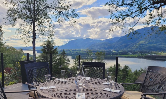 Deroche House | Stunning Mountain Home - Amazing Views & Hot Tub