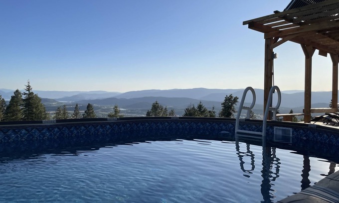 Central Okanagan Bed & Breakfast | Stunning Mountain House “Parrot Summit”