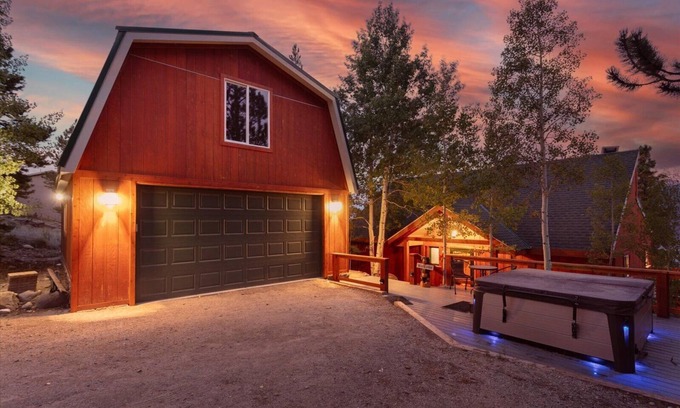 Twin Lakes Cabin | Stunning Mountain & Lake Views 3BR Cabin with Hot tub