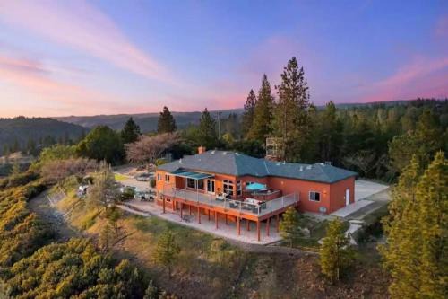 Placerville House | Stunning Mountaintop Resort