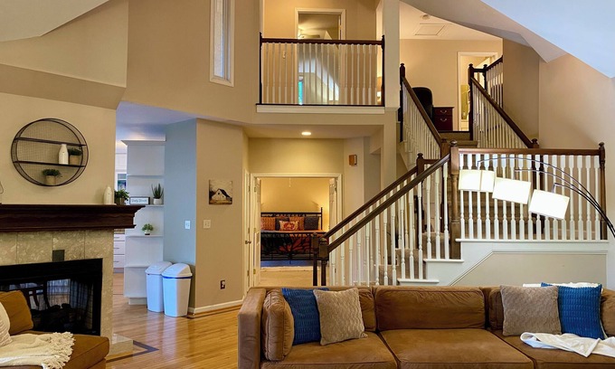 Swannanoa House | Stunning Mtn Home Minutes to Downtown Asheville Spacious Fireplace Family Games