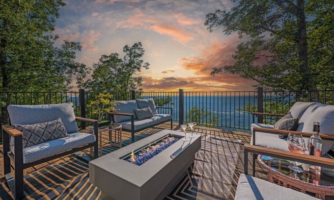 Trenton House | Stunning Mtn Views 4Bdr w/private baths, Home Theatre, Mins to Cloudland & Chatt