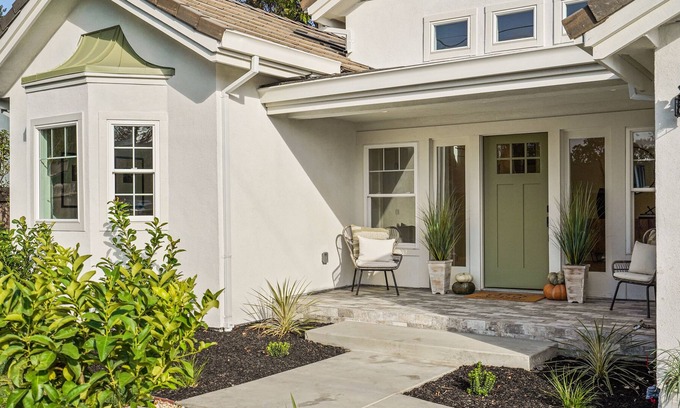 Pleasant Hill House | Stunning new 3,800 sq ft home, close to restaurant's and shops