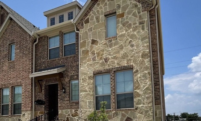 Mesquite House | Stunning new home that has it all! Great Location!