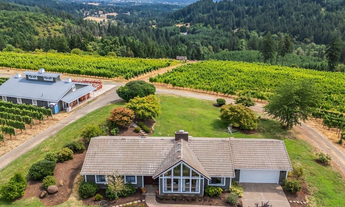 Ladd Hill House | Stunning New Listing - Beckham Estate Vineyard Guesthouse