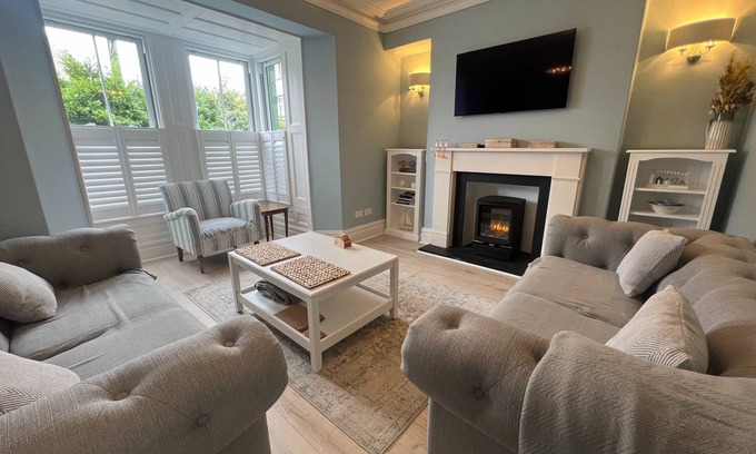 New Quay House | Stunning New Quay House, Dog-Friendly, Sleeps 10, with Convenient Parking for Perfect Getaways