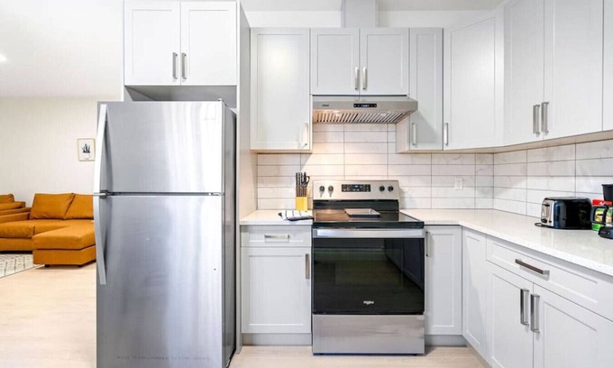 Surrey Newton House | Stunning Newly Furnished 2 Bdrm Suite in Surrey