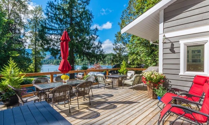 Sproat Lake House | Stunning Newly Renovated Piece of Heaven