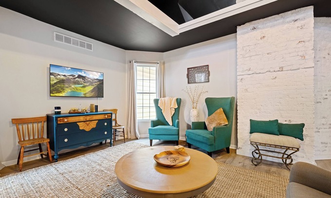 South Louisville House | Stunning Newly Renovated 3BD Loft By Churchill
