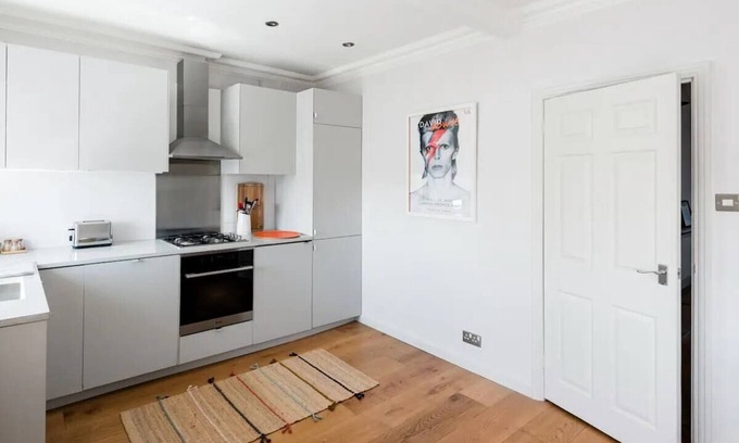 North Kensington Apartment | Stunning Notting Hill Home on Tree-Lined Street