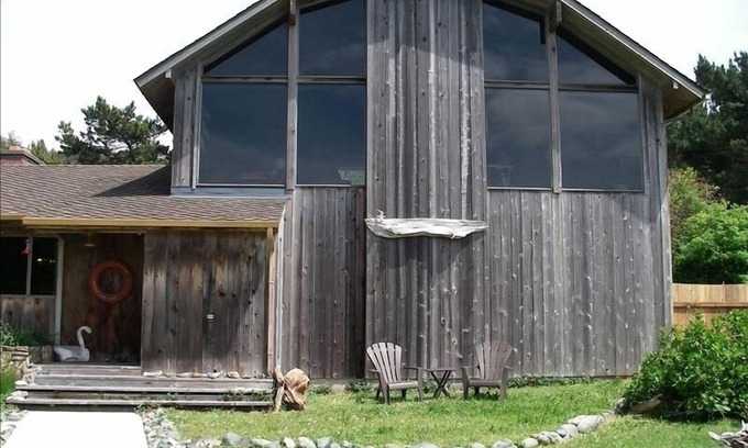 Smith River House | Stunning Ocean & Mountain Views, Quiet Family Home,Beach Access