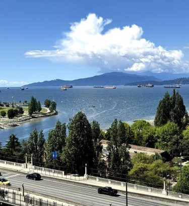 Downtown Vancouver Apartment | Stunning ocean (sound of waves)