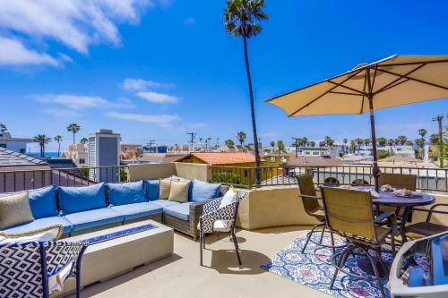 South Mission Beach House | Stunning Ocean View Home w Rooftop Terrace, Firepit, Fast Wifi, AC & Parking!