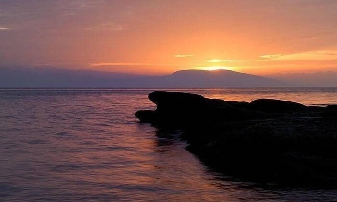 Regional District of Nanaimo Cottage | Stunning Ocean Views, Relaxing Hot-tub and Private, Cozy Cottage!