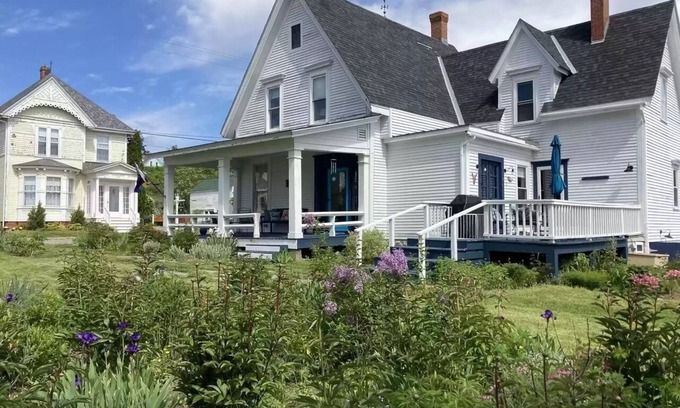 Eastport House | Stunning ocean views!