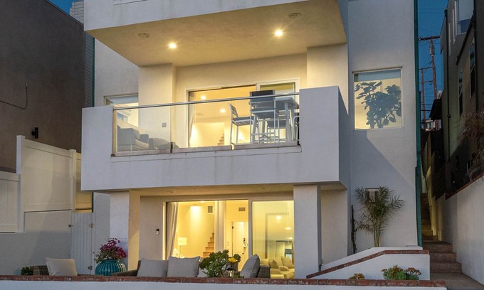 El Porto House | Stunning Oceanfront Beach Home