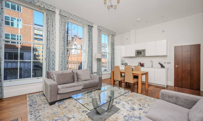St. Pancras Apartment | Stunning one bedroom apartment with twin balconies