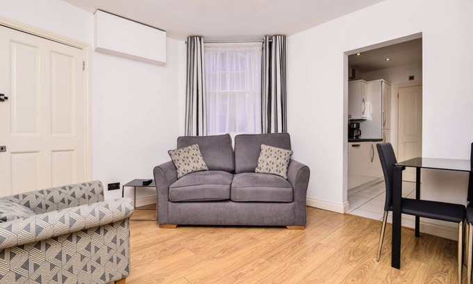 Cathedrals Apartment | Stunning one bedroom period property in fab location nr tube, shops & bars!