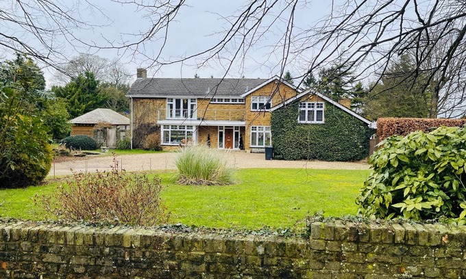 Watlington House | Stunning Oxfordshire 5 Bedroom House in 2 acres