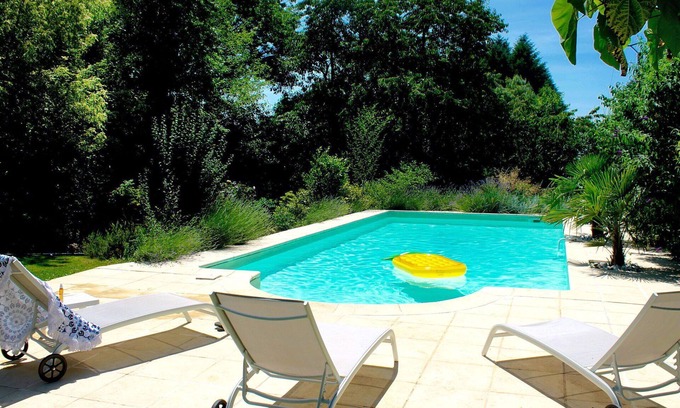 Saint-Sulpice-les-Feuilles House | Stunning private villa for 9 people with private pool, WIFI, hot tub, TV, patio and pets allowed
