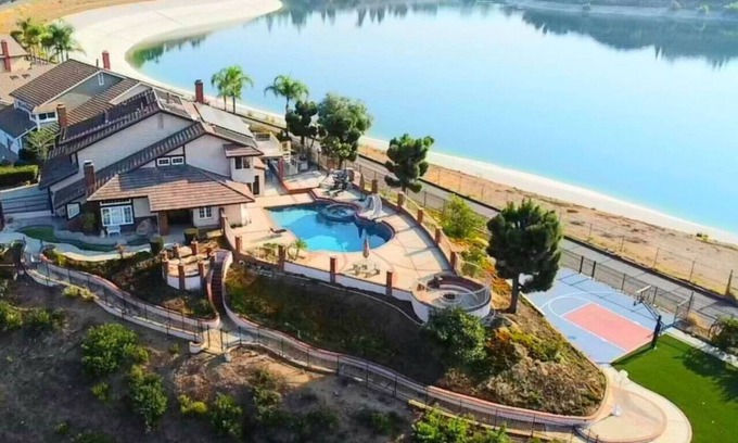 Anaheim Hills House | Stunning Panoramic Waterfront Pool Home Escape
