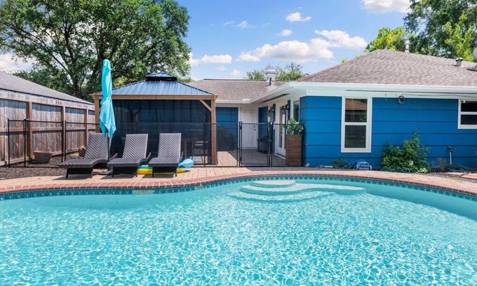 Braeswood Place House | Stunning Pool and Chefs Kitchen NRG MedCenter