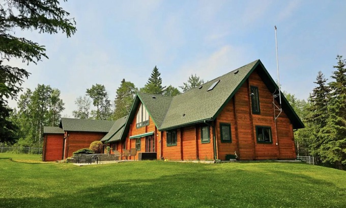 Central Alberta Cabin | Stunning Private Lakefront Lodge - Sleeps 16 - Check iGuide