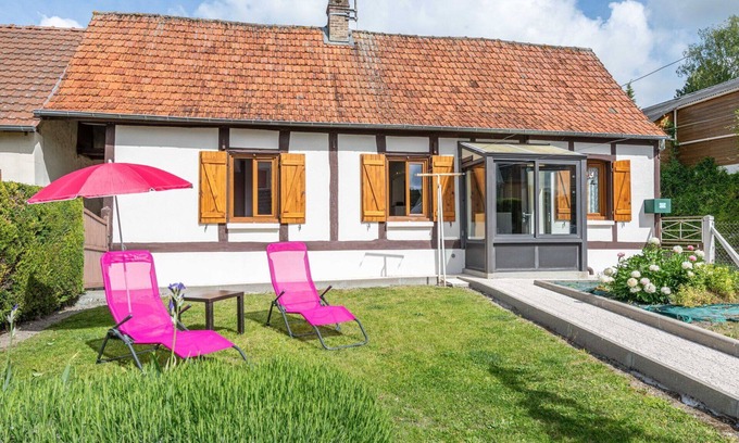 Mesnieres-en-Bray House | Stunning private villa for 4 guests with WIFI, TV, terrace, pets allowed and parking