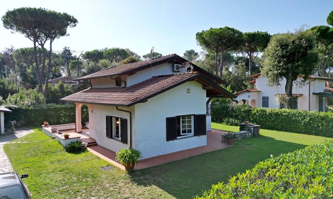 Ronchi Villa | Stunning private villa for 8 guests with A/C, WIFI, TV and pets allowed, close to Forte Dei Marmi