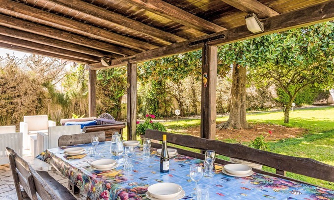 Colonia Elena Villa | Stunning private villa for 11 people with WIFI, TV, patio, pets allowed and parking