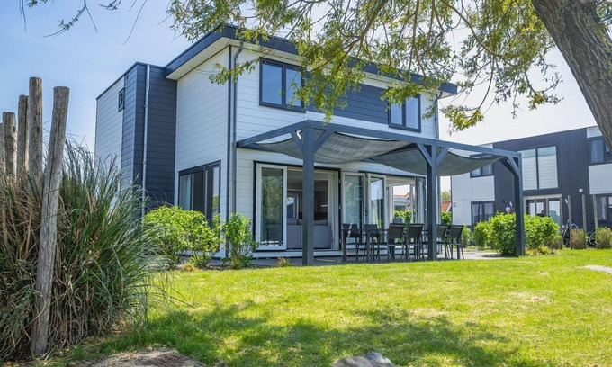 Oost-Graftdijk House | Stunning private villa for 10 people with WIFI, pool, TV, terrace and parking
