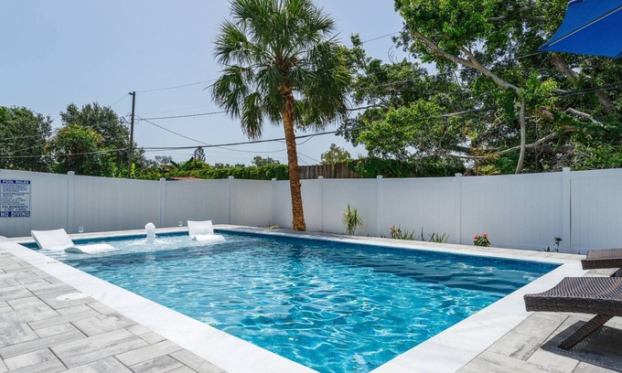 Vamo House | Stunning Private Pool Home | Lanai | Dog Friendly | 10 min to Siesta Key | Perfect Outdoor Living!