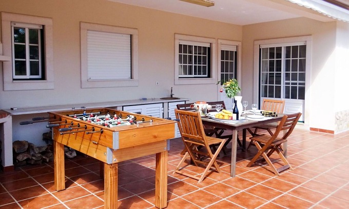 Torres Vedras House | Stunning private villa for 8 people with WIFI, private pool, TV, terrace, pets allowed and parking