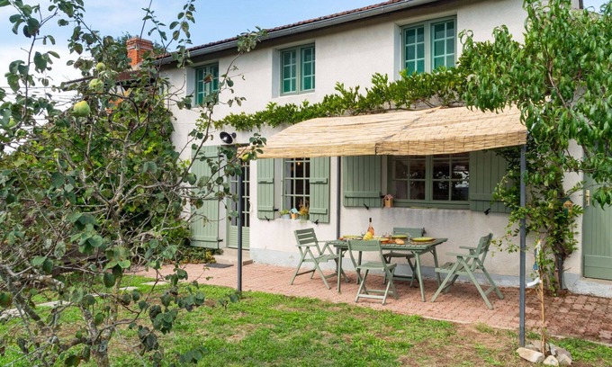 Chiddes House | Stunning private villa for 4 guests with WIFI, TV, terrace, pets allowed and parking