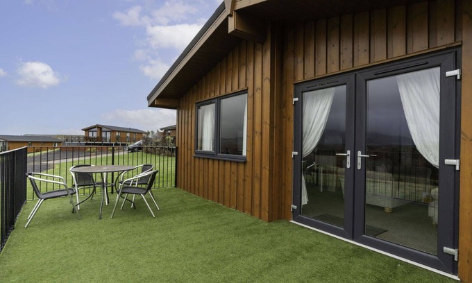 Kinross House | Stunning private villa for 6 guests with WIFI, TV, balcony, pets allowed and parking