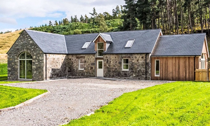 Corrimony House | Stunning private villa for 6 people with WIFI, TV, terrace, pets allowed and parking