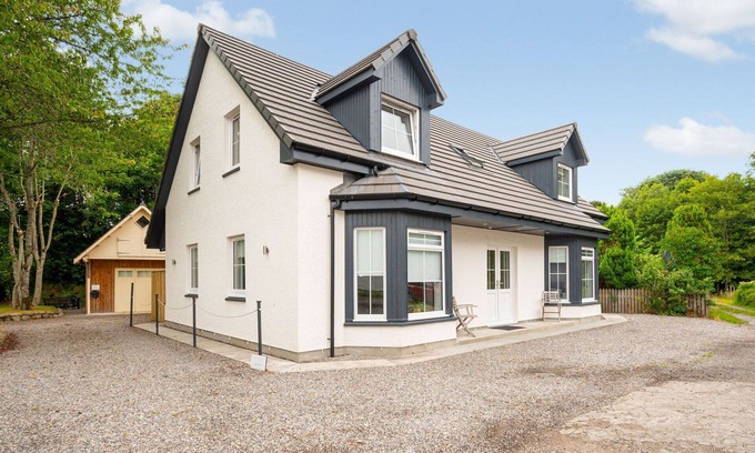 Drumnadrochit House | Stunning private villa for 8 people with WIFI, TV, patio, pets allowed and parking