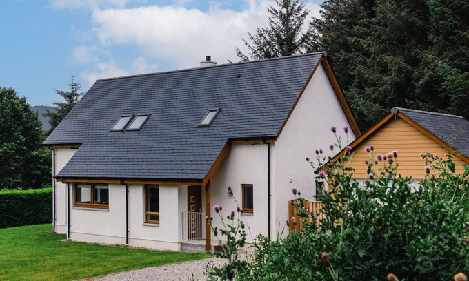 Drumnadrochit Villa | Stunning private villa for 8 guests with WIFI, TV, pets allowed, panoramic view and parking
