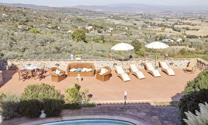 Lucignano House | Stunning private villa for 26 guests with private pool, hot tub, WIFI, A/C, TV, terrace and park.